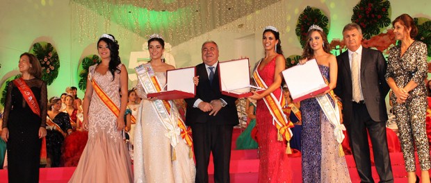 Reina-de-La-Mancha-ganadoras-junto-a-autoridades