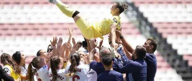 yoli_aguirre_manteada_en_su_ultimo_encuentro_como_futbolista_profesional_sevilla_femenino